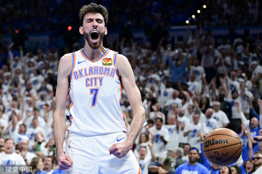 一个塑料水 一个塑料水